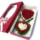 鲜花:红，粉玫瑰共计33枝，绿叶间插，手揉纸高档包装