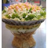 鲜花:玫瑰礼盒装 9朵红玫瑰9颗巧克力+2只公仔外围满天星绿叶