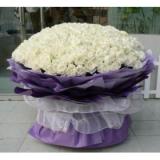 鲜花:22枝黄玫瑰点缀绿叶，粉色卷边纸圆形包装，绿色和红色丝带束扎。