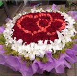 鲜花:11枝红玫瑰、绿叶、土黄色手揉纸单面包装