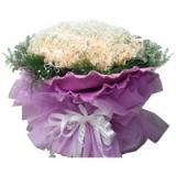 鲜花:99朵红玫瑰、绿叶或小草花间插，内层透明纸+外围卷边纸，多层丝带。