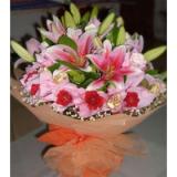 鲜花:黄扶郞18支，香槟玫瑰12支，满天星、小菊、绿适量。花篮1个（此花需提前预定）