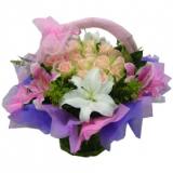 鲜花:22支精品白玫瑰,红色皱纹纸包装.