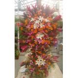 花篮:12枝粉玫瑰+紫色勿忘我+绿叶+绿色皱纹纸圆形包装+粉色丝带