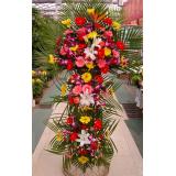 花篮:紫玫瑰57枝，绿叶，小熊1只，手揉纸包装