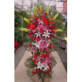 花篮:多头白香水百合3枝，情人草间插，紫色手柔纸圆形包装