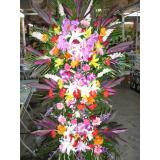 花篮:香槟玫瑰99枝，多头白香水百合10枝。米兰外围，卷边纸多层包装