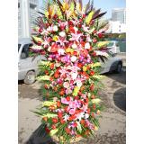 花篮:33枝粉玫瑰，满天星丰满，白色纱网，粉色蝴蝶结包扎