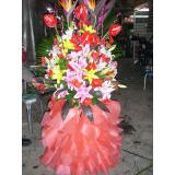 花篮:四面观花插一个，高2.2米以上，主要以非洲菊为主，间插玫瑰，百合等（此花需提前预定）