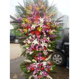 花篮:豪华大花篮，大量的百合花，非洲菊，泰国兰花，金鱼草，红掌间插，大鸟，剑兰等高档花材组成花篮一个，高度2米以上（此花篮需预定）
