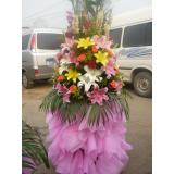 花篮:22支精品白玫瑰,红色皱纹纸包装.