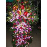 花篮:12枝白玫瑰，情人草，送绵纸包装。