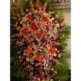 花篮:豪华大花篮，大百香水百合，玫瑰间插，泰国兰花间插，红掌，大鸟，绿叶搭配，大花篮，高2米左右（此花篮需预定）