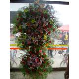 花篮:16枝各色康乃馨+3枝黄色洲菊+2枝天堂鸟+配草，手提花篮一个