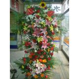 花篮:紫玫瑰57枝，绿叶，小熊1只，手揉纸包装