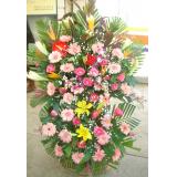 花篮:非洲菊，玫瑰，百合等间插成1.6米落地花篮一个