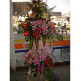 花篮:蓝色妖姬99枝，幸福草外围，纱网及卷边纸高档包装（此花需提前预定，并限送各大城市）