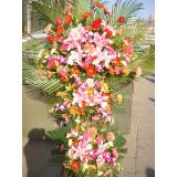 花篮:12枝粉玫瑰+紫色勿忘我+绿叶+绿色皱纹纸圆形包装+粉色丝带