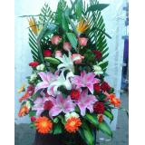 鲜花:11枝红玫瑰+3枝白色多头香水百合+黄莺点缀，粉色皱纹纸内包装，淡金黄色纱网外包装。