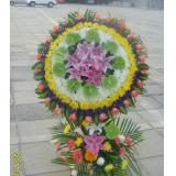 鲜花:1支多头白色香水百合，2支多头粉色香水百合，8支红色康乃馨，8支粉色康乃馨加配叶，绿叶间插手提花篮