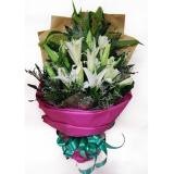 百合花:12枝粉玫瑰+紫色勿忘我+绿叶+绿色皱纹纸圆形包装+粉色丝带