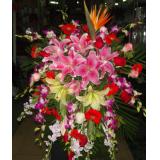 桌花:大量扶朗花，间插百合，泰国兰，黄菊，绿叶等1.7-1.8米三层花篮一个