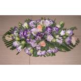 桌花:大量扶朗花，间插百合，泰国兰，黄菊，绿叶等1.7-1.8米三层花篮一个