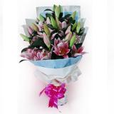 百合花:99朵红玫瑰、绿叶或小草花间插，内层透明纸+外围卷边纸，多层丝带。