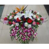 桌花:玫瑰礼盒装 9朵红玫瑰9颗巧克力+2只公仔外围满天星绿叶