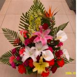 鲜花:红玫瑰99枝，满天星点缀，纱网豪华包装