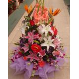 鲜花:白玫瑰12枝,绿叶间插，配上花瓶. 