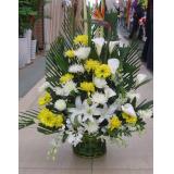 菊花:99支粉玫瑰+黄莺，紫色皱纹纸圆形包装。