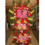 花篮:粉色康乃馨22枝，点缀适量黄莺。粉色绵纸单枝包装，手柔纸包装，外围粉色网纱，粉色丝带束扎