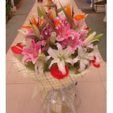 鲜花:白玫瑰11枝，洋桔梗搭配，纱网加手揉纸包装（此花预定前请先咨询，并限送各大城市）