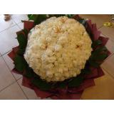 鲜花:99朵红玫瑰、绿叶或小草花间插，内层透明纸+外围卷边纸，多层丝带。