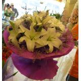 鲜花:蓝色妖姬99枝，幸福草外围，纱网及卷边纸高档包装（此花需提前预定，并限送各大城市）