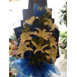 鲜花:蓝色妖姬99枝，幸福草外围，纱网及卷边纸高档包装（此花需提前预定，并限送各大城市）