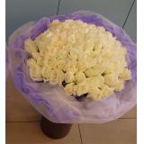 鲜花:12枝粉玫瑰+紫色勿忘我+绿叶+绿色皱纹纸圆形包装+粉色丝带