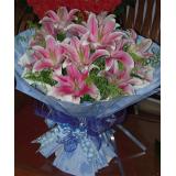 鲜花:黄，白菊丰满，白色，粉色香水百合间插，泰国兰，天堂鸟等高档花材，高度1.8米以上