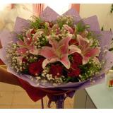 鲜花:红玫瑰22枝,外围适量黄莺，白色网纱,粉色丝带束扎