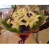 鲜花:26支康乃馨.绿叶，满天星. 卷边纸包装