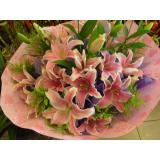 鲜花:多头白香水百合3枝，情人草间插，紫色手柔纸圆形包装