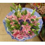 鲜花:红玫瑰22枝,外围适量黄莺，白色网纱,粉色丝带束扎