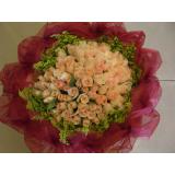 鲜花:11支蓝玫瑰，黄莺扇形，蓝色包装
