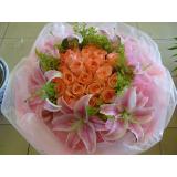 鲜花:玫瑰礼盒装 9朵红玫瑰9颗巧克力+2只公仔外围满天星绿叶