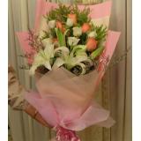 景泰新苑鲜花店鲜花:7枝粉玫瑰，7枝白玫瑰，1枝多头白香水百合，米兰，情人草间插，手揉纸单面包装