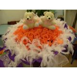 鲜花:99枝粉色玫（或者红色玫瑰），勿忘我，绿叶、配花、配草等，卷边纸包装