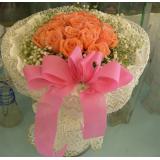 鲜花:红玫瑰22枝,外围适量黄莺，白色网纱,粉色丝带束扎