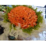 鲜花:11只粉玫瑰、2枝多头白百合，绿叶，满天星，手揉纸圆形包装