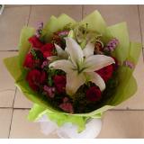 鲜花:99枝粉玫瑰，黄莺、勿忘我外围；粉色纱网外围，圆形包装